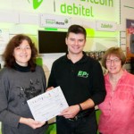 Scheckübergabe an die Alianza durch Kai Linder