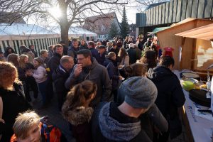 Missionsbazar bei herrlichem Wetter und großem Besucherandrang